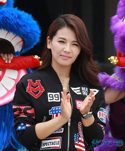 赛车是明星中的热门话题,娱乐圈女明星们也加