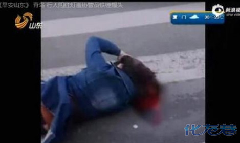 女子过马路闯红灯与协管员冲突,被其用铁锤砸头,称