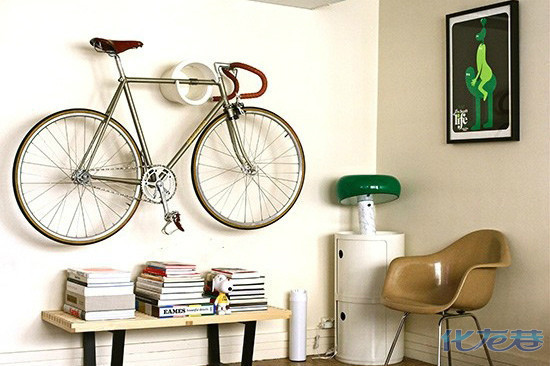 自行车挂在墙上.