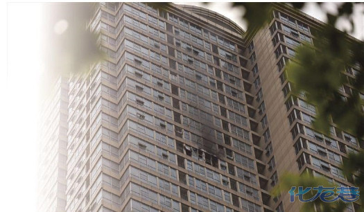 南京58层的高楼,44层突发火灾!消防员抱着孩子