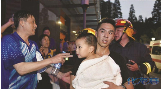 南京58层的高楼,44层突发火灾!消防员抱着孩子