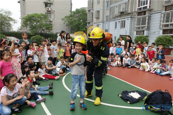 实幼:幼儿园师生走进消防队,零距离体验消防