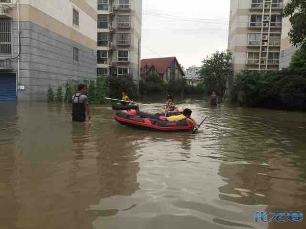 现在没下雨,小区淹水成了孩子们的水上乐园,苦