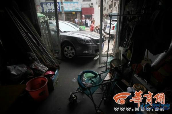 西安女司机穿拖鞋开车,错踩油门撞进商铺。