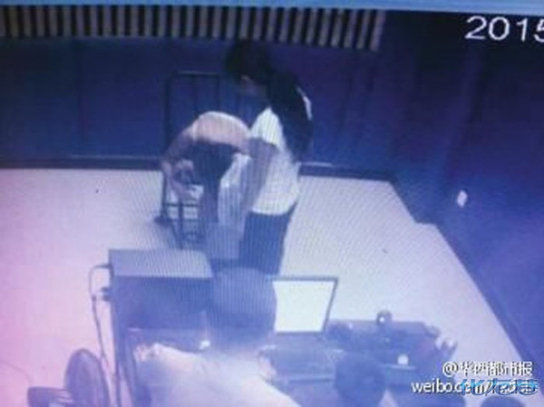 四川一<em>女子</em>KTV<em>醉酒</em>闹事被抓,在派出所内上演