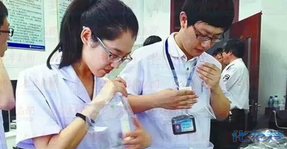 其实高薪工作到处都有,就看你有没有一双发现的眼睛!当然,有些工作还得看你有没有这个胆子和勇气!来看看下面这些职业,你敢干么?看着这些职业给出的月薪,我有种立马辞职的冲动,如今的月薪才不过是人家的1/4,虽说都是冷门职业吧,但毕竟收入不菲啊(原谅楼主如此的现实),如果给我10万,我会选择当警局长期卧底,这或许是跟我从小爱看无间道、警匪片有关吧!如果给你一个机会让你选,如果给你10万的月薪,你会选择从事哪种职业? ================================================