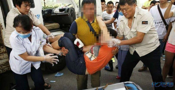 西安动物协会志愿者拦货车救狗,60多人围攻两