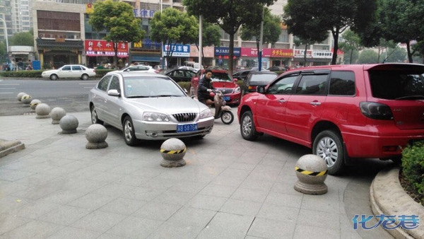 实拍:常州某小区门口违章停车后,车身上被写缺