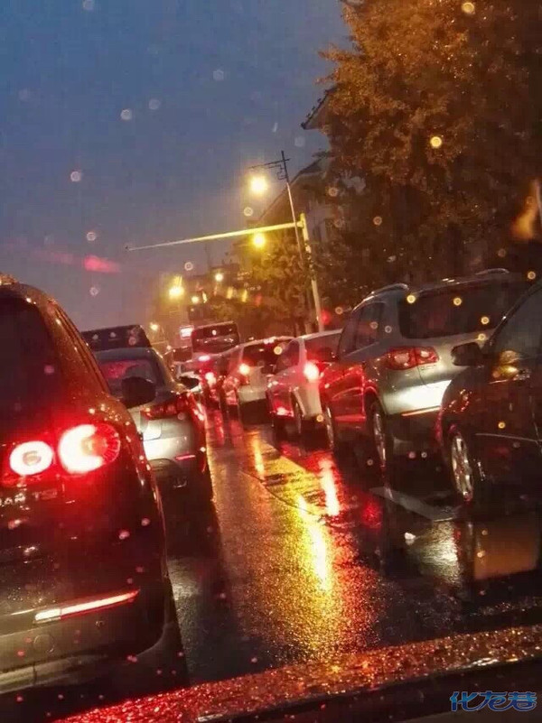 今天又下雨,堵堵堵全城大堵车啊!今天你被堵在路上了吗?