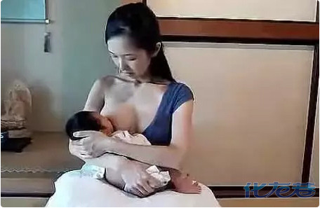 坚持母乳喂养一个月,宝妈胸部大如球,原因是这个.那