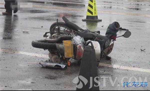 摩托车横穿马路被撞飞 两名驾乘人员当场死亡