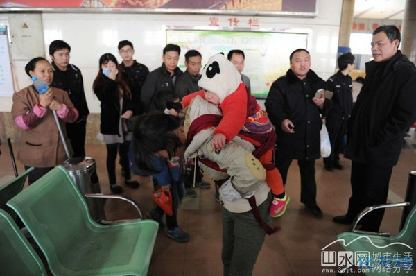 年轻妈妈买车票被骗1500:我一个人带着俩孩子