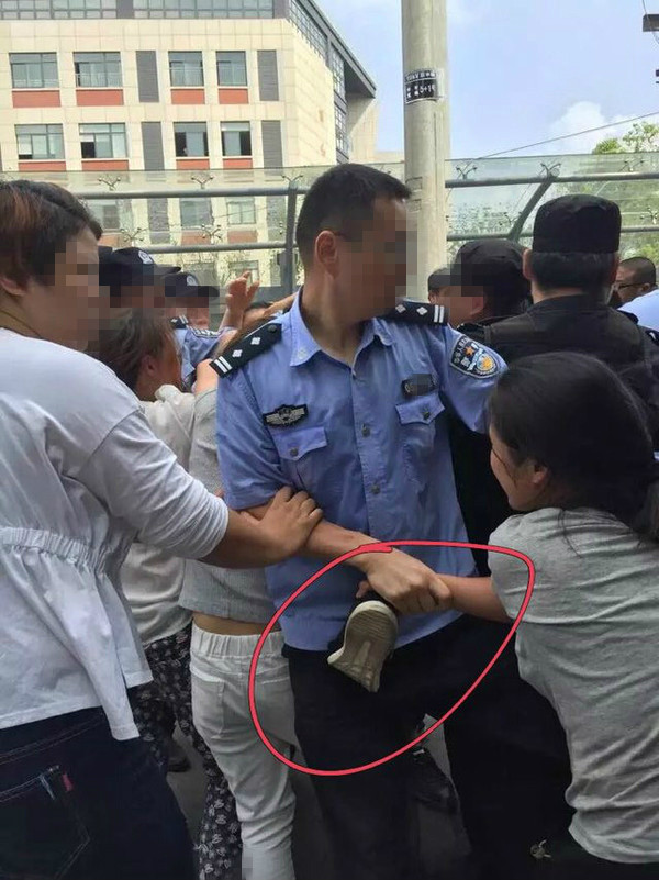 丽华中学门口捡到几个鞋子,交给了警察叔叔