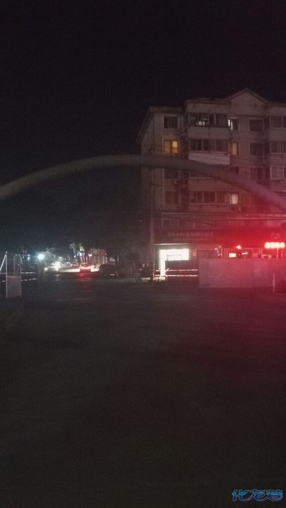 试问一下,横山桥的交警,我们的车应该停哪里去