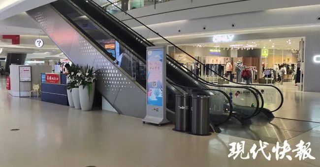 南京一男童攀爬商场扶梯从2楼摔落,假期儿童安全再敲警钟!