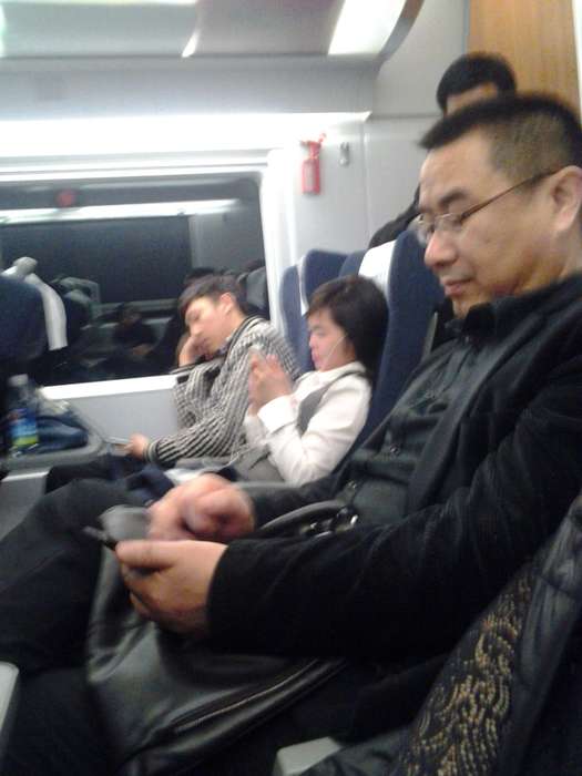 晚上座高铁图片,晚上高铁,晚上乘坐高铁_大山谷图库