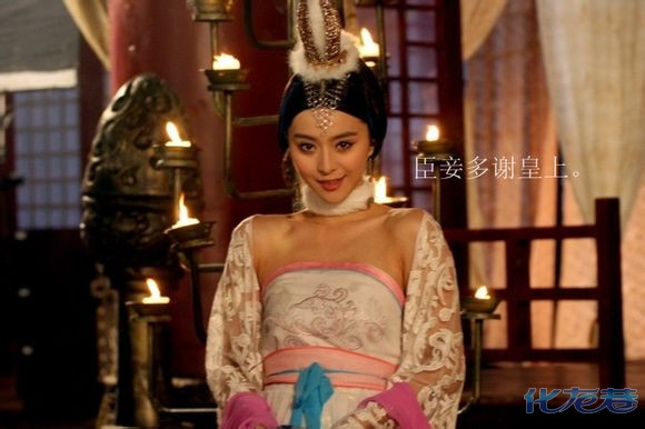 上小心恭谨,驭下宽厚平和,椒庭之礼教维娴,堪为六宫典范,实能赞襄内政