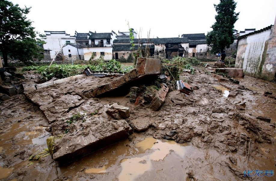 黃山降特大暴雨,局部發生百年不遇洪災,多地區受災嚴重,一片狼藉