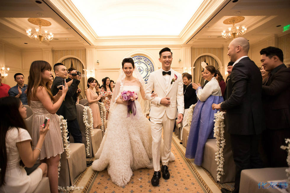 原定在户外的婚礼由于天气缘故改为室内,整个婚礼过程简