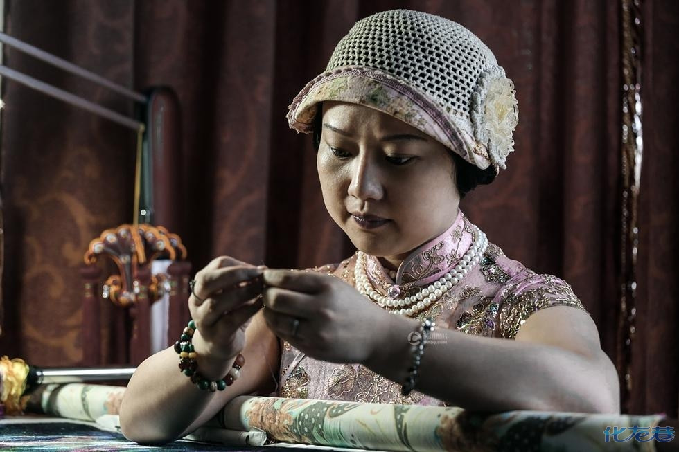 杨小婷,湖北省工艺美术大师,非遗项目"汉绣"的带头人之一,今年只有