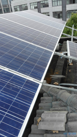 很多居民自己家装太阳能发电,还有国家补贴,用不完还可以卖给国家电网