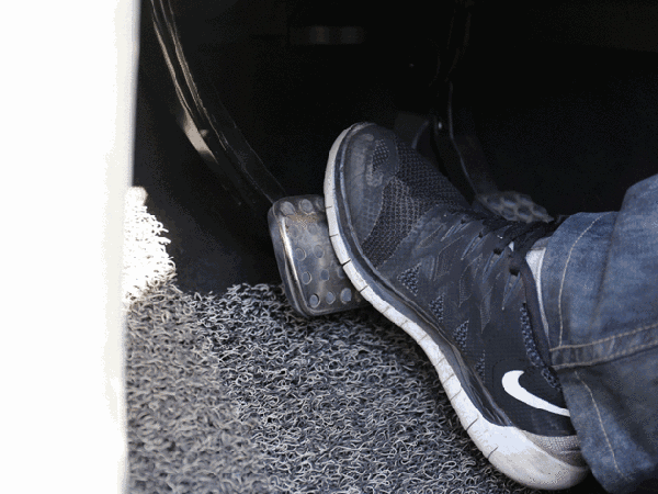 老司机都是怎样踩刹车的?7招让你开车又稳又省!