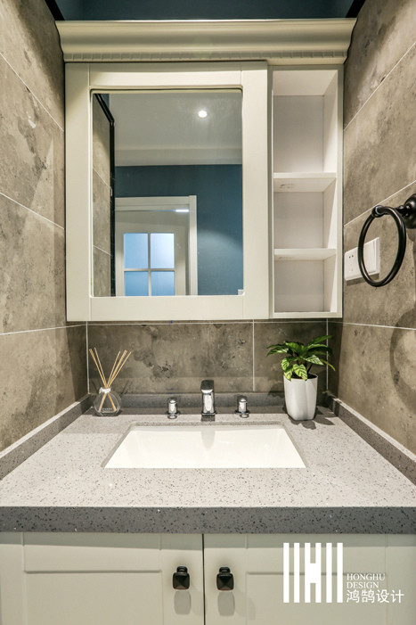 卫生间干湿分离,用了灰色瓷砖,与白色浴室柜形成对比,简洁清爽.