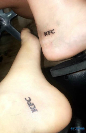 姑娘脚上纹kfc赢得肯德基免费吃一年,我爱吃的太多纹不过来啊