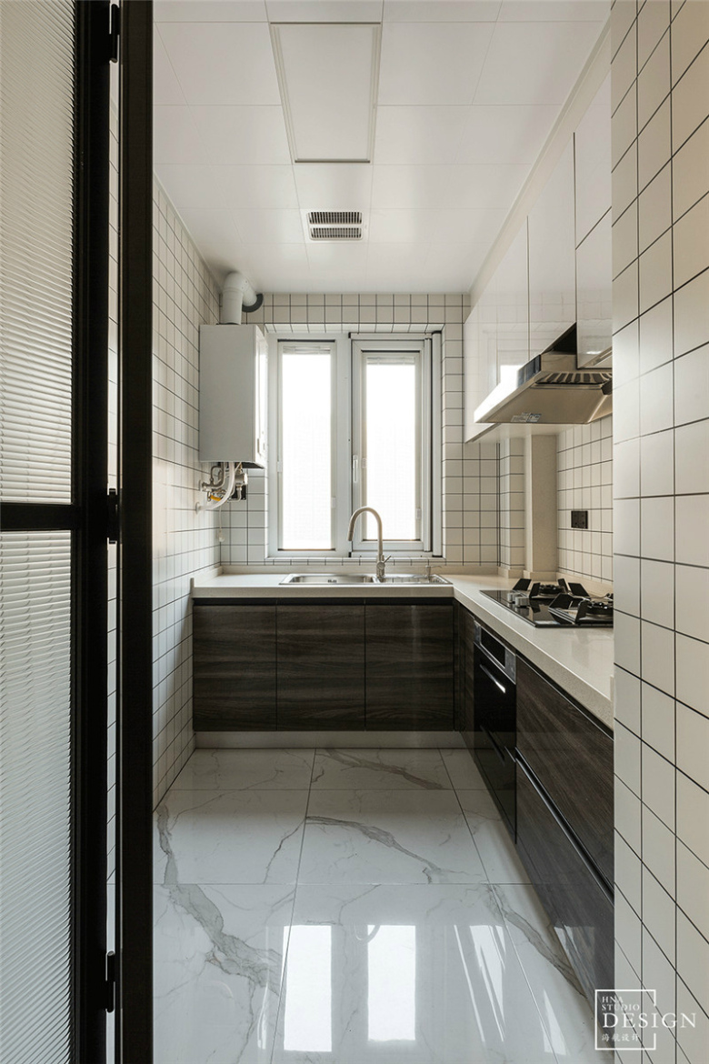 经典小白砖提升美感百看不腻,l型操作台面节约空间,厨房也是从实用