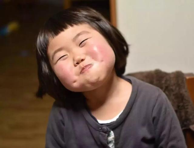 但其实在妹妹还没出生以前,姐姐虽然经常嘻嘻哈哈,但性子还算比较正经