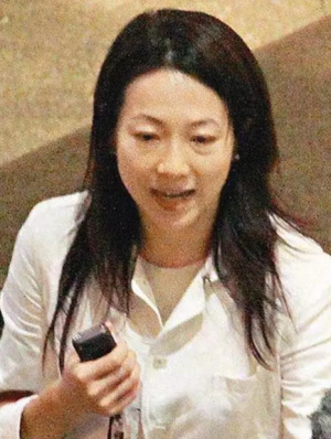 在这里需要说明的是,谭咏麟和朱咏婷相识交往时是1991年,而谭咏麟当时