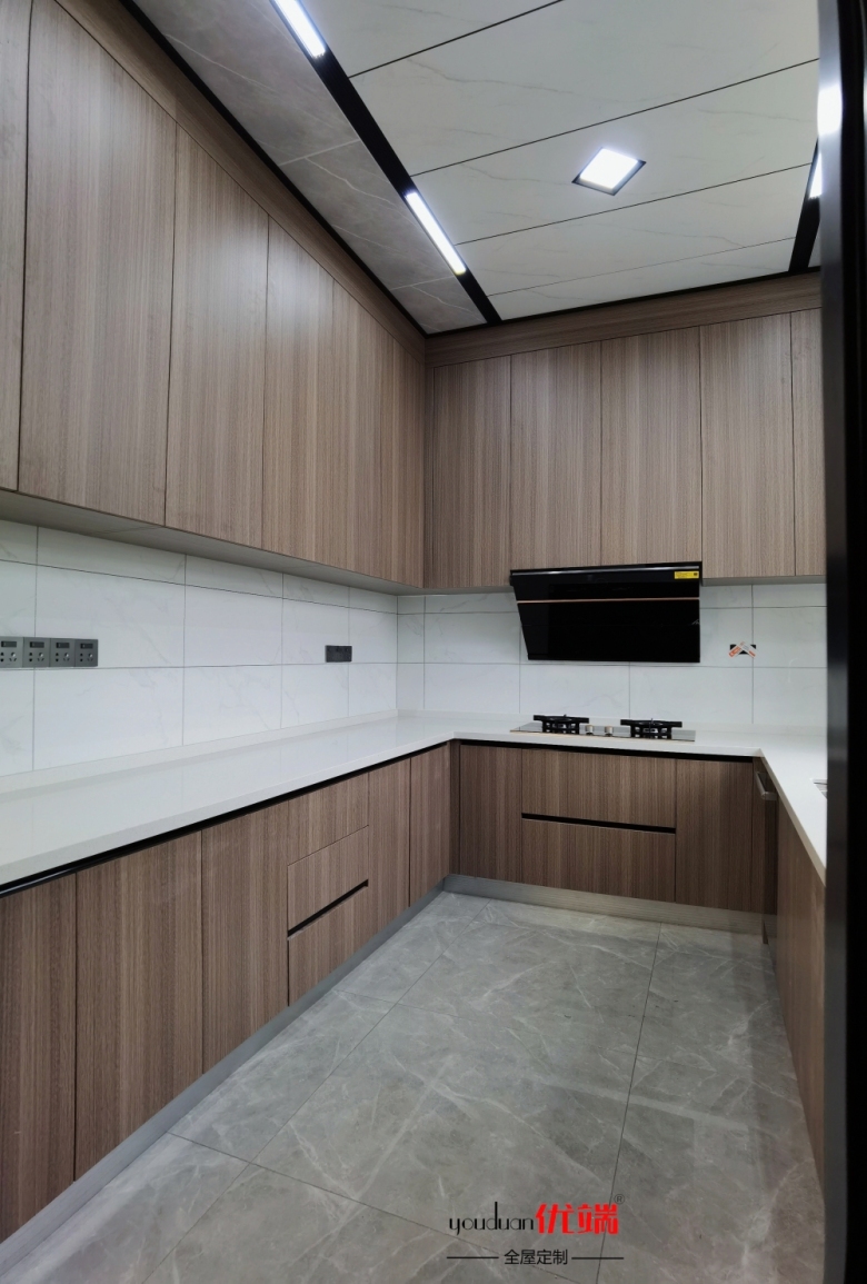 颜色整体高柜大气.