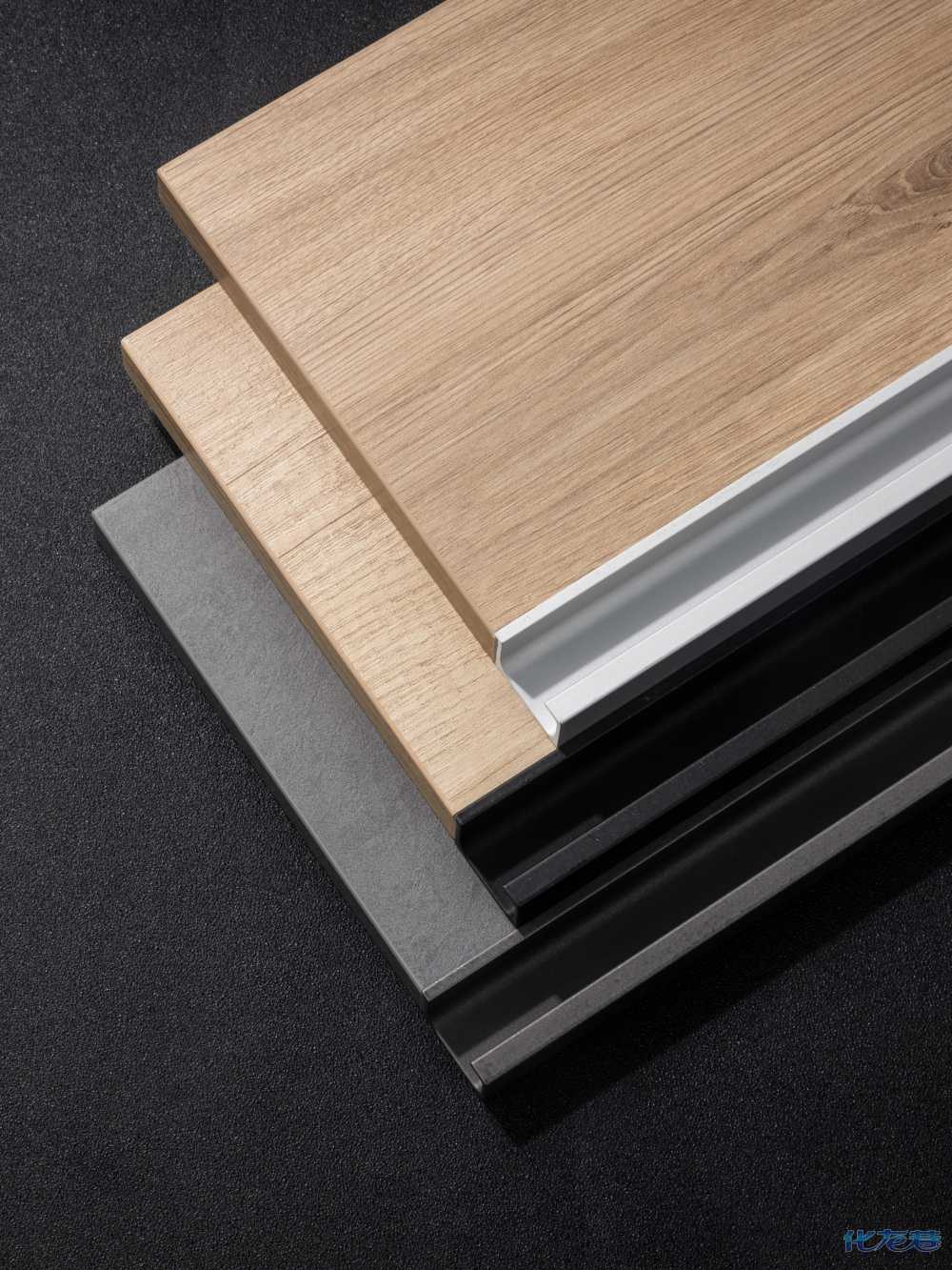 而另一个重要目的就是封闭整块板材,很多人理解的是,封边封好了,甲醛