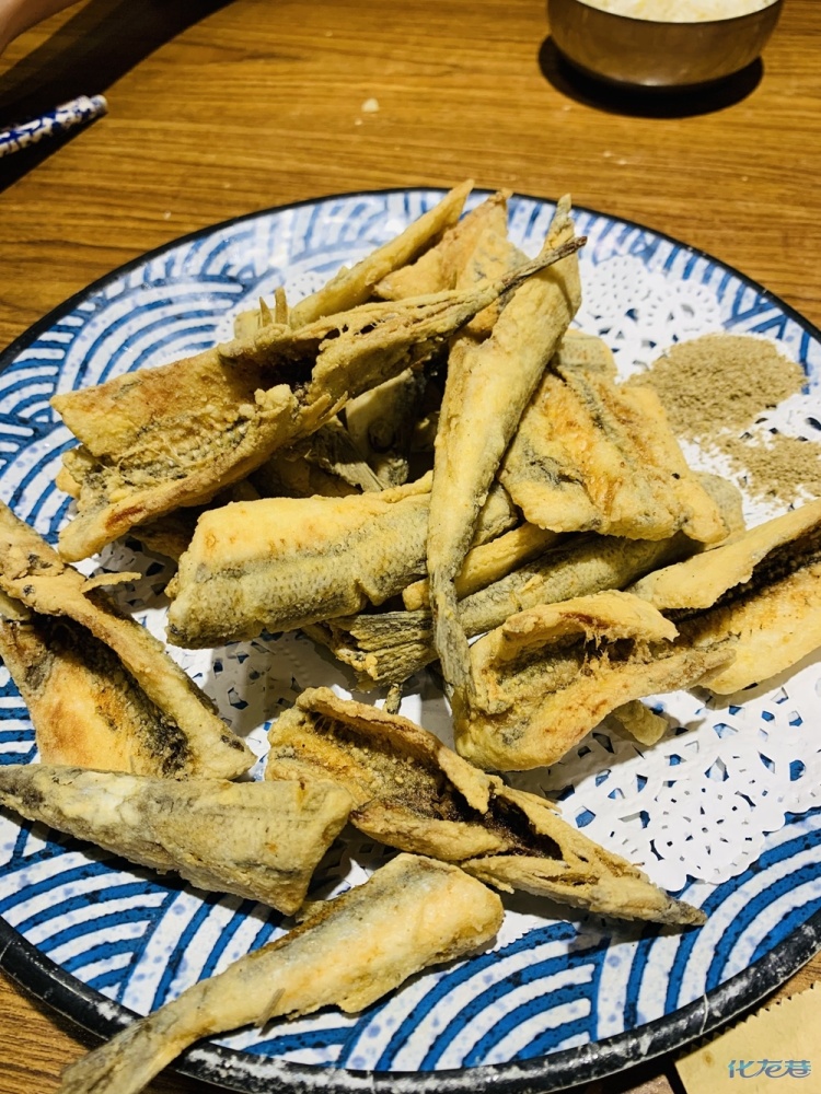 这个油炸的针嘴鱼也好好吃 肉质很嫩 没啥刺