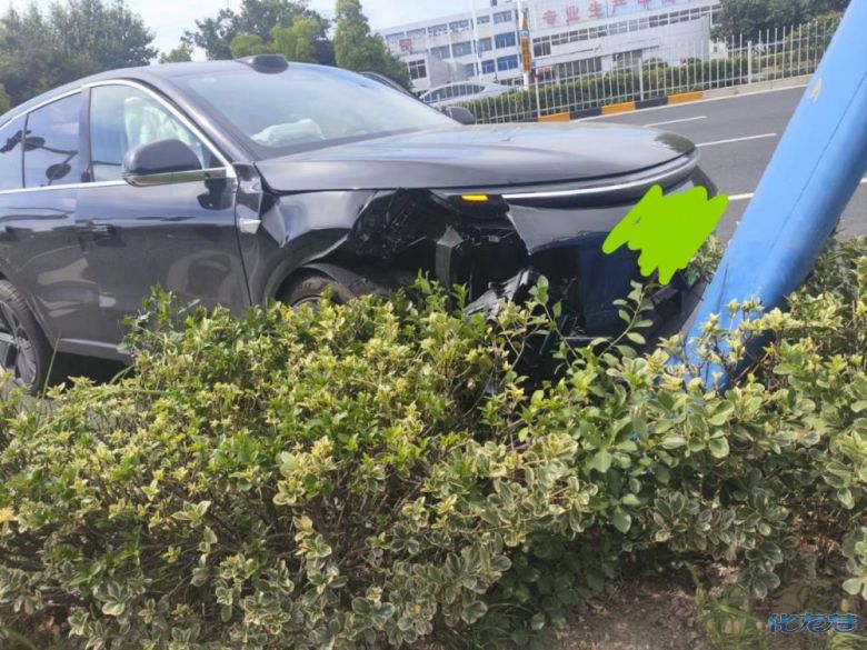 去试驾试乘,不料发生事故,车撞了电线杆,本人二根肋骨断了,我要求厂商