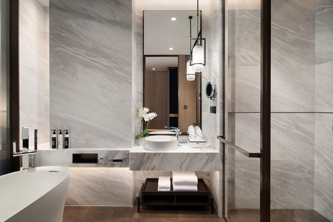 酒店设有278间/套各类豪华客房,面积从35-320平米,其中包括39间套房.