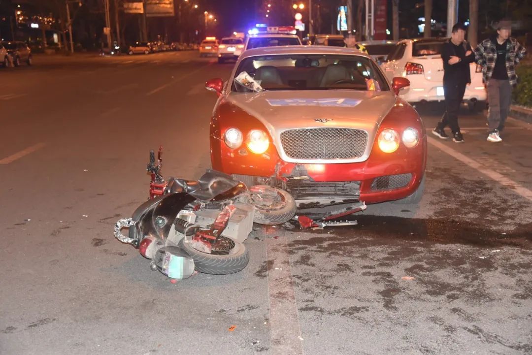 電動車酒駕撞上違停賓利精彩了