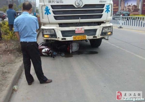 電動車撞上混泥土車,腦漿迸裂,有圖