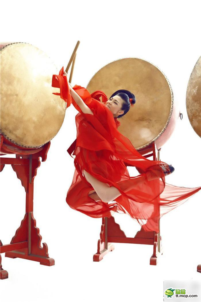 瑶瑶全裸大尺度出镜,银枪抚胸金甲亮片避私饰演"最香艳版"抗金名将梁