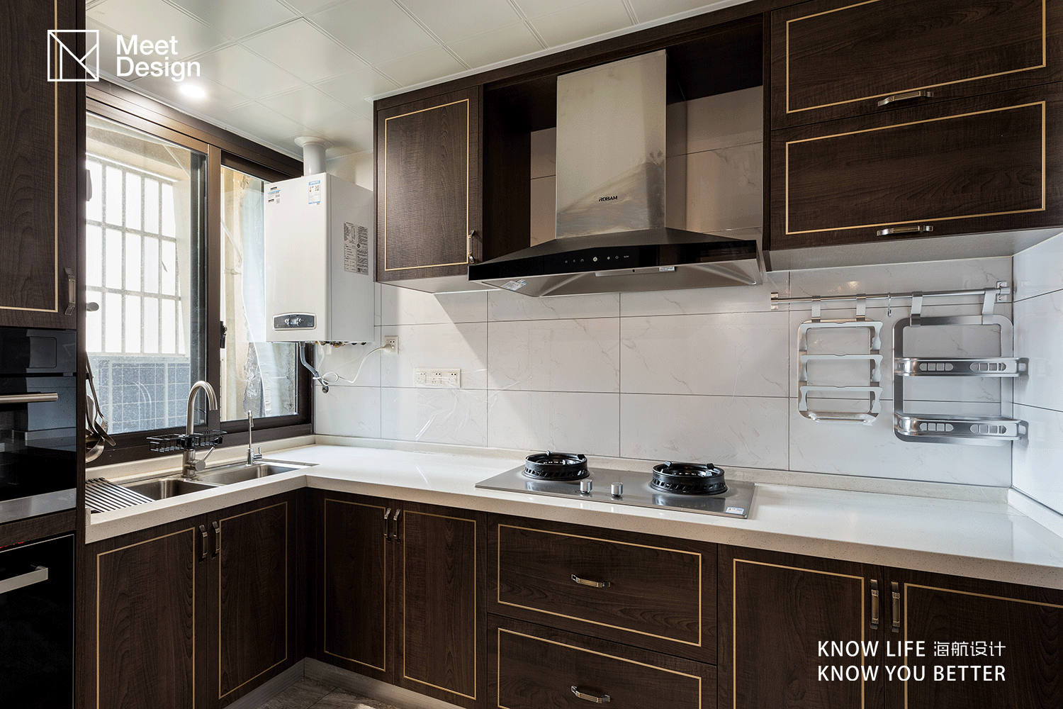 厨房用实木橱柜延续了新中式风格,配以浅色墙砖让空间不会显得沉闷