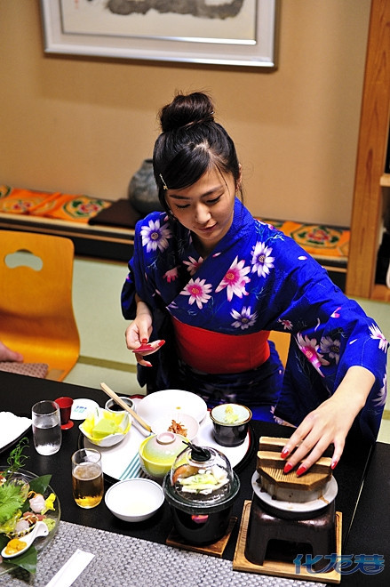 日本年轻美女私房菜(二楼)·窈窕有秘方·和服浴衣没有钮扣