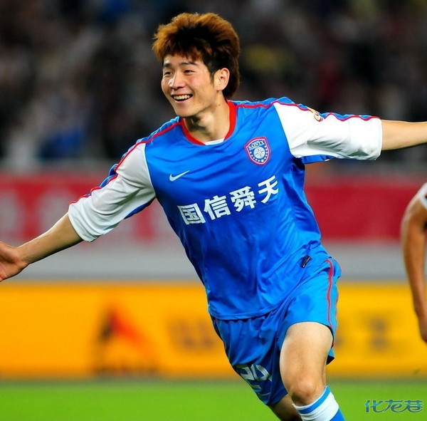 陆博飞将球罚到门前,吉翔回跑中一个狮子甩头将球大力顶进球门,舜天队