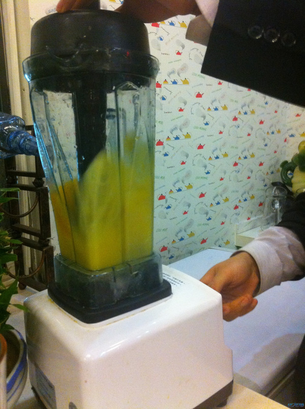 【今天316不是315】一扎鲜榨橙汁=2个橙子加上无限量的水 果粒橙 白