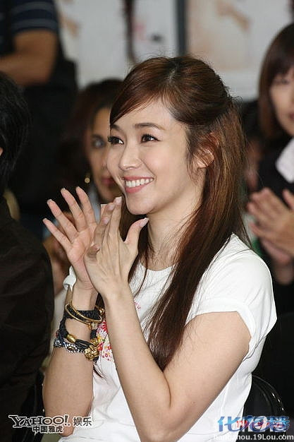 侯佩岑热裤亮相大秀美腿 想做专职人妻