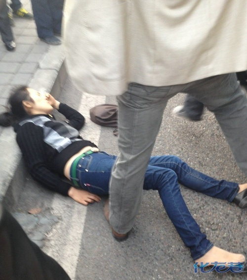 女子乘公交,被挤出车门摔倒在地,造成全身多处受伤!