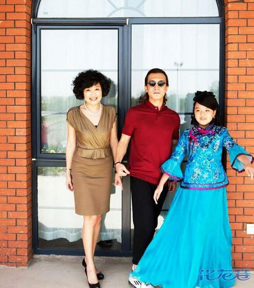 李咏为爱女过生日显慈父本色,哈文晒全家福