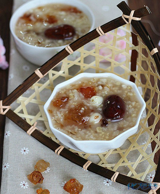 秋天了,是滋补的季节,我给大家秀秀我做的桃胶薏米养颜祛斑粥