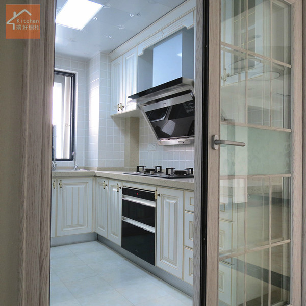 安装实景 土豪金橱柜