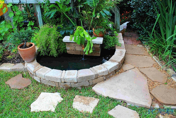 一个小鱼池(水景)的修建:其实从用的砖,石,以及植物,就能看出一个人的