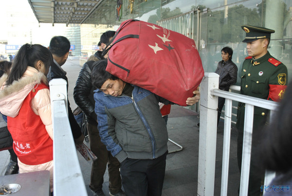 常州火车站抓拍,漫漫回家路心情各不同,哪一个才是世界上最沉重的包袱